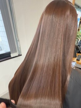 エミュー(Emu)の写真/[潤い極上美髪ストレート¥22000]髪質改善ストレートで柔らかく極上な艶で、扱いやすい美髪へ。