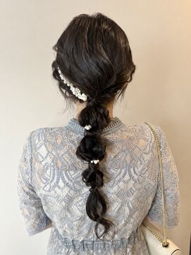 アンビス(1bis) 結婚式におすすめのふわふわ編みおろしヘア