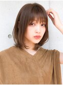 イメチェン厚めバング耳かけフォギーベージュ毛先パーマミディ
