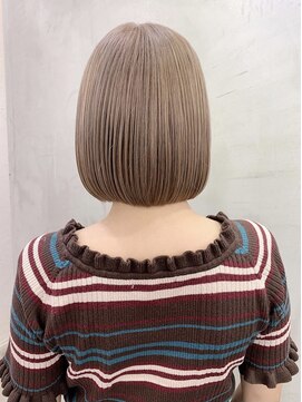 イコ 表参道原宿(ico) ミルクティーグレージュ×ボブ カーキグレージュ フェザーバング