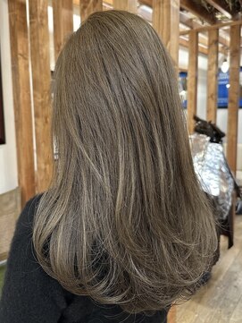 ルイ(ROUIS produced by LUCK 津田沼) レイヤーカット/ミルクティーベージュ/白髪ぼかしハイライト