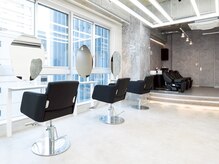 ロエメンズ(LOE men’s)の雰囲気(開放感あふれる空間で、上質な美しさを叶える特別なサロン時間を)