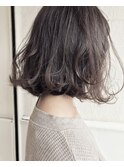 カジュアルクールなボブのパーマスタイルとチャコールカラー