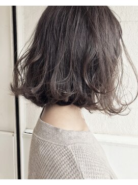 ムジーク(Musiiik) カジュアルクールなボブのパーマスタイルとチャコールカラー