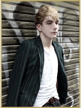 ジジバイワースホワイル(jiji by WORTH WHILE) アッシュブラックウルフマッシュパーマハイライト波巻きショート