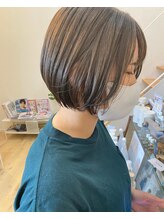 ショートボブで大人の抜け感スタイルに◎