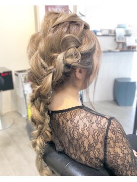 ギフト リビング(Gift Living) ヘアアレンジ＊ダウンスタイル＊ゆるあみ