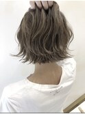 外国人風パーマボブ ハイライト グレージュ 外ハネ