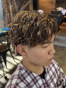 リット バイ フィフス 鹿児島中央駅店(Lit. by fifth) 波巻きスパイラルパーマツイストスパイラルパーマセンターパート