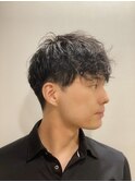 無造作束間パーマなし癖毛を活かすツーブロ刈り上げ前髪あり