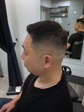 イントロバイフィーネ 渋谷(INTRO . by Fi-Ne) バーバークルーカットミドルフェード/渋谷/代々木