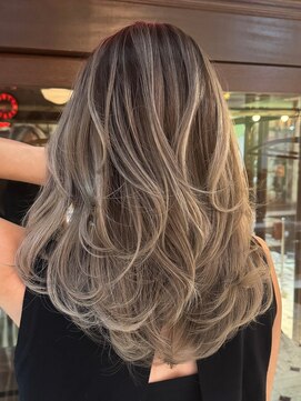 スリー(three) シャドウルーツ