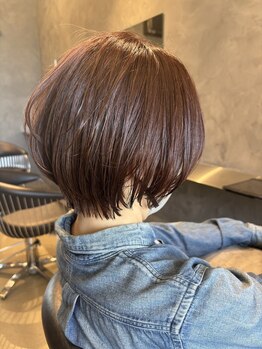 ユウシヘアー(Yushi Hair)の写真/首を長く見せるショートスタイルが人気。骨格や髪質に合わせた繊細なカットで、小顔見せ効果も抜群！