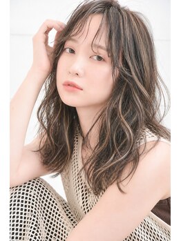 ゴロクヘアー(56 hair)の写真/さりげないハイライトや明るめカラーで白髪をぼかして、大人のグレイカラーをもっと自由に楽しむ♪ 