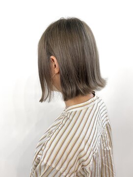 オル(Olu) 【MASAYA】ペールベージュ×グレージュカラー×切りっぱなしボブ