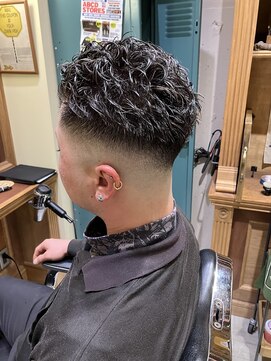 フォーコーナーズ(Four Corners) オールバックパーマ スキンフェード スパイラルパーマ