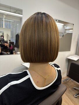 ジ エクト ヴィシア 心斎橋店(The Ect VIXIA) ハイトーンボブ　縮毛矯正ボブ　平行ライン　オリーブベージュ