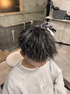 イーラ(era) メンズパーマホワイトメッシュ縦落ちツイスパマッシュ