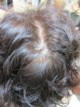 ヨシユキコンディショニング エイジレス　特許「つむじ補正」　つむじ、分け目が目立つ方４６