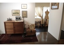 バトン ヘアケア アンド デザイン(baton hair care & design)の雰囲気（暗めの照明で落ち着く空間、半個室で周りを気にせず過ごせます。）