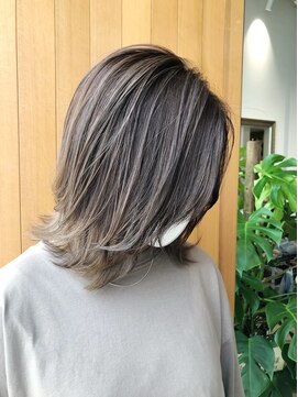 シャメル(Chamel) 外ハネくびれレイヤー◇バレイヤージュ透明感グレージュカラー