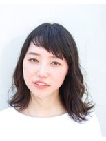 スリーヌーン(THREE noon)&nbsp;大人かわいいナチュラル小顔くせ毛風耳かけ暗髪ミディアム