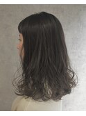 暗髪 + 透け感のあるカラー + ウェーブ
