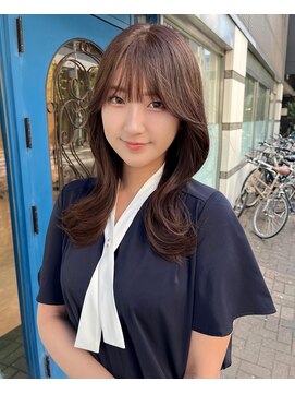 リタ(Lita) 簡単スタイリングくびれミディアムレイヤー×ベージュカラー