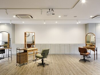 プトリ(putri)の写真/開放感溢れる店内で、ゆったりとしたサロンタイムを過ごせる◎リラックスしながらキレイになれるサロン♪