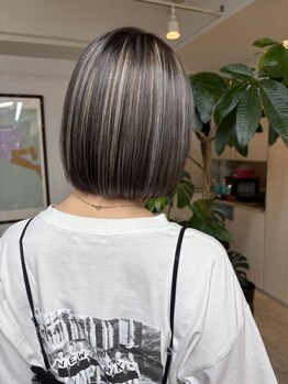 大人のための白髪を活かしたデザインカラー◎お洒落に自分らしいスタイルを