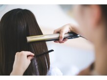 （５）【縮毛矯正まではしたくないけどクセが気になる方へ】『ボリュームダウントリートメント』