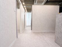 セノア 栄(CE'NOA)の雰囲気（白を基調とした開放感あふれる、清潔で上質な店内）