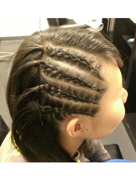 バカラ ヘアー 北花田(BAKARA HAIR) コーンロウ 片サイドストレート