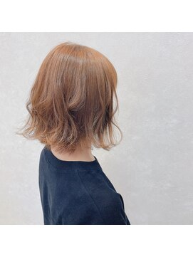 ベリーヘアデザイン イエローブラウン　ウェーブ巻き