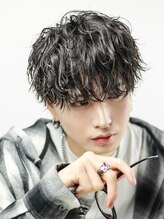 《縦落ちツイストスパイラルパーマ》横に広がらない縦落ちの質感【メンズ/ツイストスパイラルパーマ】