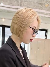 《ハイトーンもケア重視で》ショートと好相性のベージュカラー