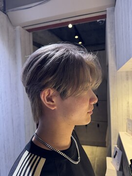 アクシー ヘアーアンドメイク(AXY HAIR&MAKE) シルバーベージュミルクティーベージュ毛流れショートブロンド