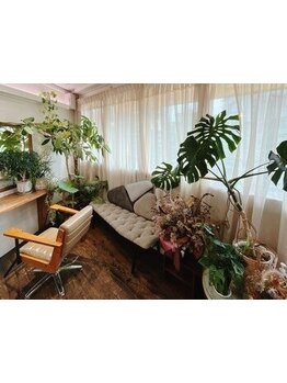 経験豊富な女性スタイリストがマンツーマン施術で、一人一人の髪のお悩みをしっかりサポート◎