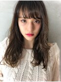 オン眉×ロングスタイル＝大人可愛い女子