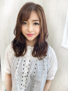 プロム(Prom) くせ毛を活かした巻かないセミロング