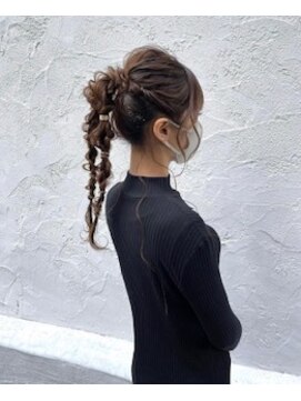 アイユー(ii+U) ポニーテールアレンジ　編みおろし　上品　ヘアセット