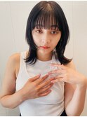 丸型顔さん必見！ぱつっと前髪×黒髪ウルフヘア