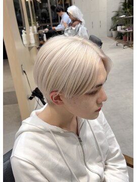 スタン 渋谷(Stam) 韓国メンズアッシュホワイトセンターパートウルフブリーチカラー