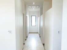 店内は落ち着いた内装。非日常の空間をご体感下さい【髪質改善】