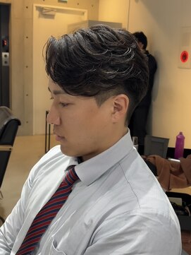 ブルニール 心斎橋(BLEUNIR) フェザーパーマ　スーツ　ビジネス　清潔感　センターパート