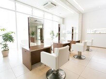 アチーブ ヘア デザイン(achieve hair design)の雰囲気（広々と明るい空間で長い時間でもリラックス出来ます◎）