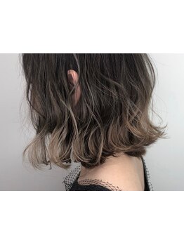 一色塗りだけでなくハイライト・ローライト・フリンジをブレンドしたカラーデザインを大人女性にご提案