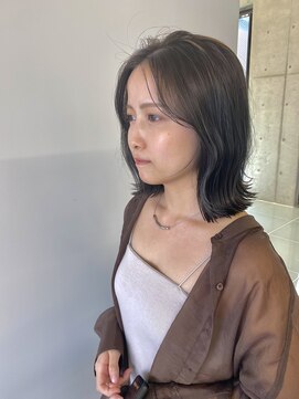 フリュイ(flui) 外はねボブとオリーブベージュ