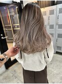 レイヤーボブハイライトブリーチレイヤーハイトーングレージュ