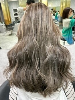 シティ(CITY)の写真/透明感のある髪色で肌のトーンまで明るく。業界最高級品質の薬剤仕様！[レイヤーカット/韓国/表参道/青山］